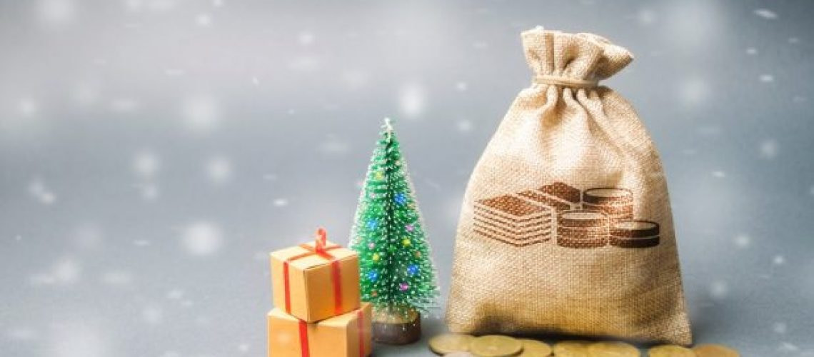 christmas-gifts-tree-budget-saving-prepare-620x330